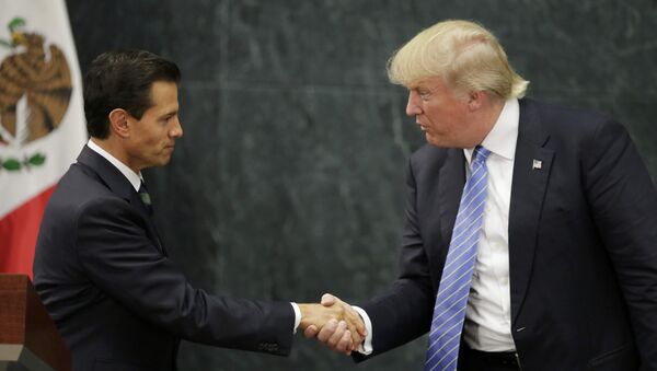 Presidente do México aperta mão do candidato republicano à Presidência dos EUA Donald Trump - Sputnik Brasil