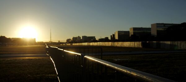 Esplanada dos Ministérios, em Brasília, vista em 16 de abril de 2016, com barreira protetiva instalada para separar os manifestantes pró e contra Dilma Rousseff - Sputnik Brasil