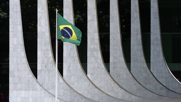 Bandeira do Brasil em frente de colunas do edifício do Supremo Tribunal Federal em Brasília, Brasil (foto de arquivo) - Sputnik Brasil
