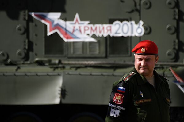 Um soldado perto de um sistema lançador 9A83 de mísseis terra-ar S-300 na abertura do Fórum Internacional Técnico Militar EXÉRCITO 2016 - Sputnik Brasil