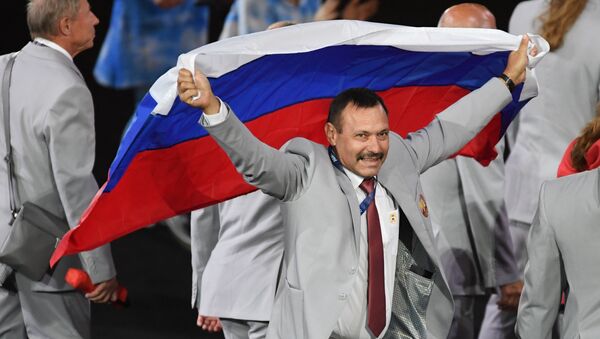 Representante da equipe paralímpica da Bielorrússia com bandeira russa na cerimônia dos Jogos Paralímpicos Rio 2016, 8 de setembro de 2016 - Sputnik Brasil