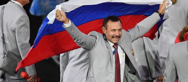 Representante da equipe paralímpica da Bielorrússia com bandeira russa na cerimônia dos Jogos Paralímpicos Rio 2016, 8 de setembro de 2016 - Sputnik Brasil