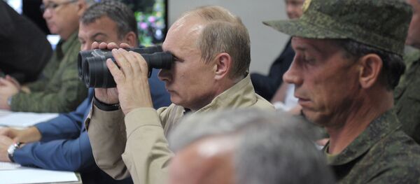 Vladimir Putin observes Kavkaz-2012 exercises - Sputnik Brasil