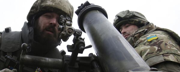 Militares ucranianos junto a um morteiro na aldeia de Peski, região de Donbass Militares ucranianos junto a um morteiro na aldeia de Peski, região de Donbass - Sputnik Brasil