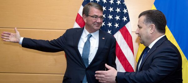 Secretário da Defesa dos EUA Ashton Carter e o Ministro da Defesa da Ucrânia Stepan Poltorak - Sputnik Brasil