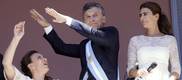De esquerda para direita: a vice-presidente da Argentina, Gabriela Michetti, o presidente argentino, Mauricio Macri, e a mulher dele, Juliana Awada, em 10 de dezembro de 2015, dia da sua posse - Sputnik Brasil