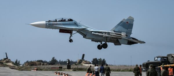 Caça da Força Aeroespacial russa Su-30SM decola da base aérea de Hmeymim, Síria, junho de 2016 - Sputnik Brasil