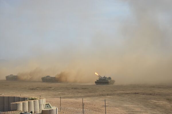 Material blindado russo durante exercícios Kavkaz 2016 na Crimeia, Rússia - Sputnik Brasil