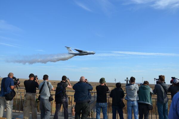 Avião russo lança água durante exercícios Kavkaz 2016 na Crimeia, Rússia - Sputnik Brasil