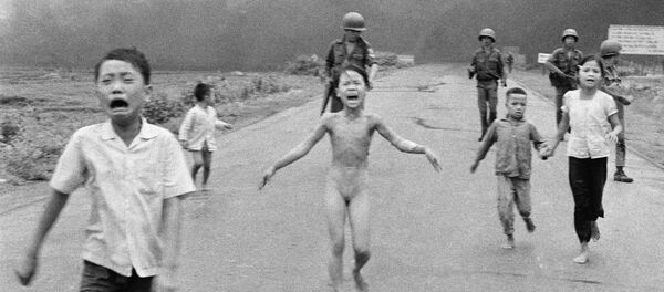Garota foge de ataque de napalm no Vietnã - foto de 8 de junho de 1972 - Sputnik Brasil