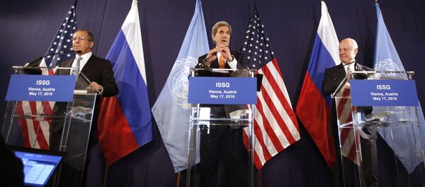 Ministro das Relações Exteriores da Rússia, Sergei Lavrov, secretário de Estados dos EUA, John Kerry, e enviado especial da ONU para a Síria, Staffan de Mistura - Sputnik Brasil