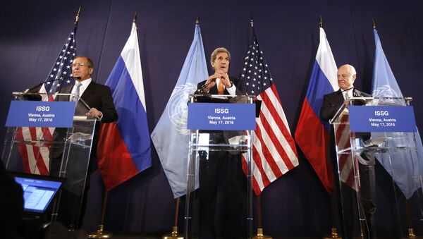 Ministro das Relações Exteriores da Rússia, Sergei Lavrov, secretário de Estados dos EUA, John Kerry, e enviado especial da ONU para a Síria, Staffan de Mistura - Sputnik Brasil