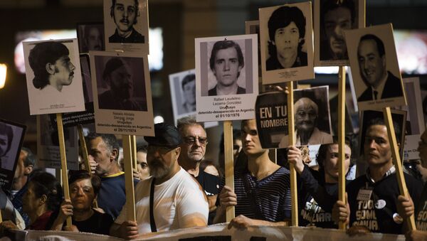 Participantes da 20ª Marcha do Silêncio em Montevidéu em memoria das pessoas desaparecidas durante a ditadura militar (1973-1985) no país, 20 de maio de 2015 - Sputnik Brasil