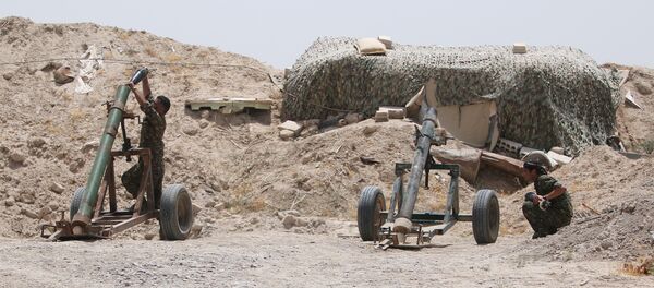 Combatentes das Forças Democráticas da Síria se preparam para disparar contra posições do Daesh na província de Raqqa, na Síria - Sputnik Brasil