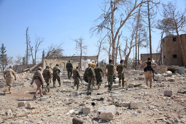Forças leais ao presidente sírio Bashar al-Assad se dirigindo ao complexo militar, depois de terem tomado áreas a sudoeste de Aleppo que os rebeldes invadiram no mês passado. Imagem cedida pela Agência Árabe Síria de Notícias em 5 de setembro de 2016 - Sputnik Brasil