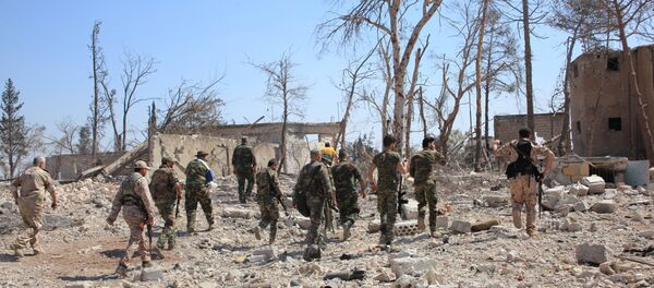 Forças leais ao presidente sírio Bashar al-Assad se dirigindo ao complexo militar, depois de terem tomado áreas a sudoeste de Aleppo que os rebeldes invadiram no mês passado. Imagem cedida pela Agência Árabe Síria de Notícias em 5 de setembro de 2016 - Sputnik Brasil