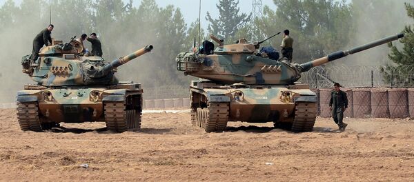 Tanques da Turquia realizando operação junto à fronteira com a Síria - Sputnik Brasil
