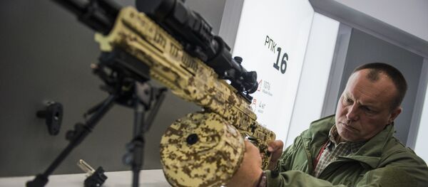 Visitante do fórum EXÉRCITO 2016 examina uma metralhadora ligeira RPK-16 da empresa Kalashnikov - Sputnik Brasil