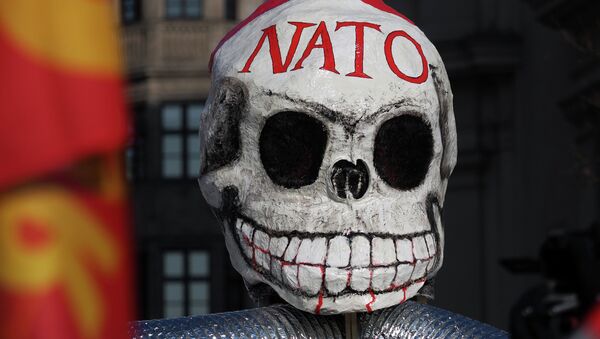 Máscara usada pelos manifestantes durante o protesto na capital estoniana Tallinn - Sputnik Brasil