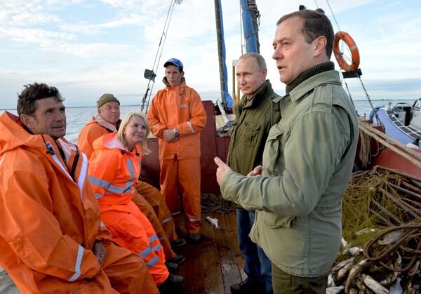 O presidente russo Vladimir Putin e o primeiro-ministro Dmitry Medvedev falam com pescadores durante um passeio de barco no lago Ilmen, Região de Novgorod, em 10 de setembro de 2016 O presidente russo Vladimir Putin e o primeiro-ministro Dmitry Medvedev falam com pescadores durante um passeio de barco no lago Ilmen, Região de Novgorod, em 10 de setembro de 2016 - Sputnik Brasil
