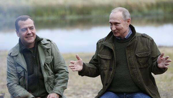 Presidente russo Vladimir Putin com o primeiro-ministro Dmitry Medvedev - Sputnik Brasil