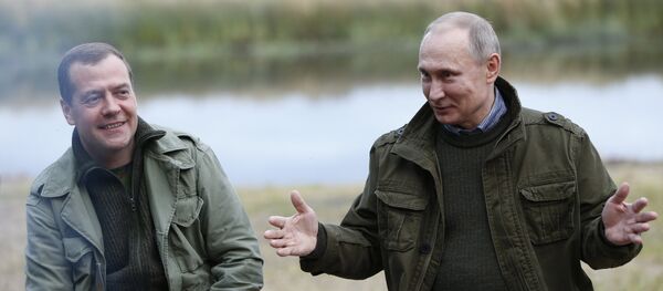 Presidente russo Vladimir Putin com o primeiro-ministro Dmitry Medvedev - Sputnik Brasil