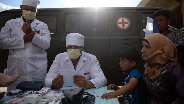 Médicos russos fazem consultas a residentes da cidade de Kaukab durante a distribuição de ajuda humanitária russa - Sputnik Brasil