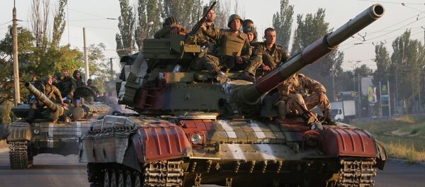 Soldados do exército da Ucrânia em tanques - Sputnik Brasil
