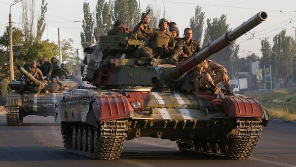 Soldados do exército da Ucrânia em tanques - Sputnik Brasil