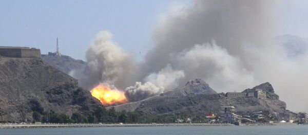 An arms depot explodes at the Jabal Hadeed military compound in Yemen's southern port city of Aden March 28, 2015 - Sputnik Brasil