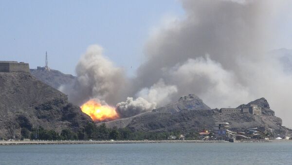 An arms depot explodes at the Jabal Hadeed military compound in Yemen's southern port city of Aden March 28, 2015 - Sputnik Brasil