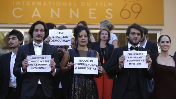 Elenco de 'Aquarius' protestando contra o governo Temer no Festival de Cannes - Sputnik Brasil