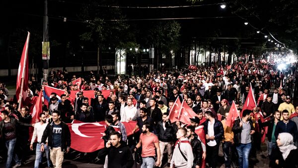 Erdogan-supporters demonstrate in Vienna, Austria, on July 16, 2016 - Sputnik Brasil