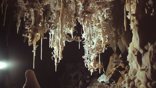 Estalactites ficam penduradas no teto das cavernas e crescem para baixo, enquanto que estalagmites se formam a partir do acúmulo do  gotejamento de água rica em produtos químicos no chão das cavernas - Sputnik Brasil