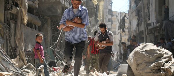 Homens com crianças fogem dos bombardeios em Aleppo, 11 de setembro de 2016 - Sputnik Brasil