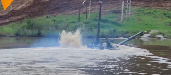 Imparável tanque russo T-72 mergulha na água - Sputnik Brasil