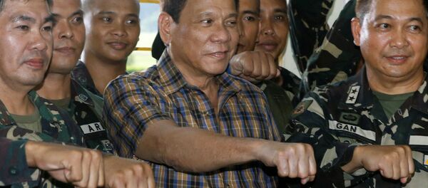 Presidente filipino Rodrigo Duterte junto aos soldados durante uma vista ao campo militar Tanay - Sputnik Brasil