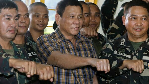 Presidente filipino Rodrigo Duterte junto aos soldados durante uma vista ao campo militar Tanay - Sputnik Brasil