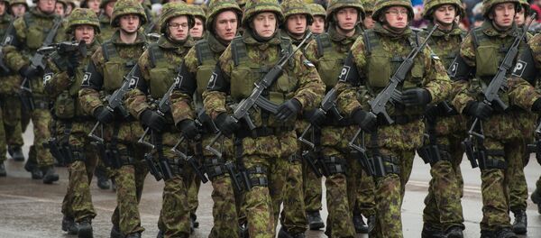 Soldados estonianos durante a parada militar em Narva, Estônia, fevereiro de 2015 - Sputnik Brasil