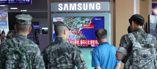South Korean soldiers and passenger watch a TV broadcasting a news report on Seismic activity produced by a suspected North Korean nuclear test, at a railway station in Seoul, South Korea, September 9, 2016. - Sputnik Brasil