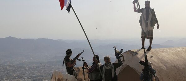 Combatentes leais ao presidente Hadi na montanha mais alta de Taez (agosto de 2015) Combatentes leais ao presidente Hadi na montanha mais alta de Taez (agosto de 2015) - Sputnik Brasil