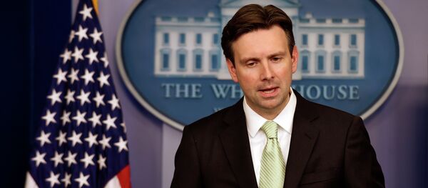 Josh Earnest - Sputnik Brasil