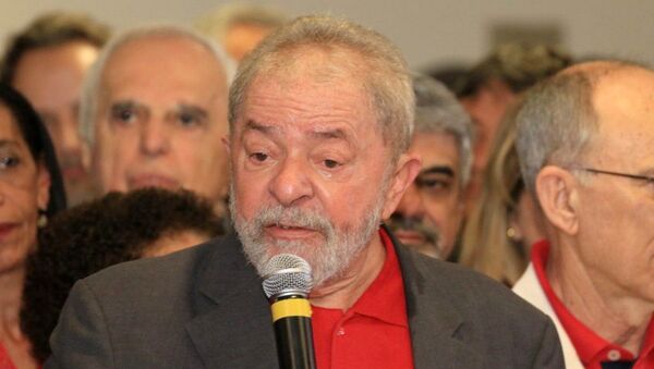 Lula emocionado durante discurso - Sputnik Brasil