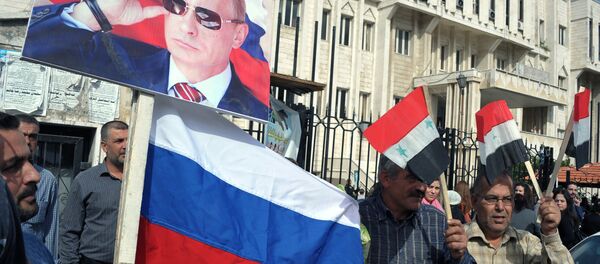 Residentes de Latakia participam da manifestação para agradecer a Rússia pela ajuda na luta contra terroristas, Síria, novembro de 2015 - Sputnik Brasil