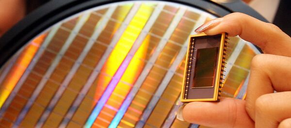 Uma empregada da Samsung Electrinics mostra o primeiro dispositivo de memória de 30 nanômetros e capacidade para 64 gigabits em um evento em Seul em 23 de outubro de 2007 Uma empregada da Samsung Electrinics mostra o primeiro dispositivo de memória de 30 nanômetros e capacidade para 64 gigabits em um evento em Seul em 23 de outubro de 2007 - Sputnik Brasil