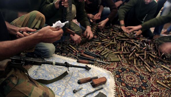 Exército Livre da Síria checando munições nos arredores de Aleppo, na Síria - Sputnik Brasil