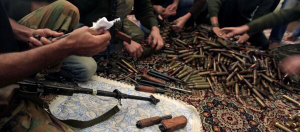 Exército Livre da Síria checando munições nos arredores de Aleppo, na Síria - Sputnik Brasil