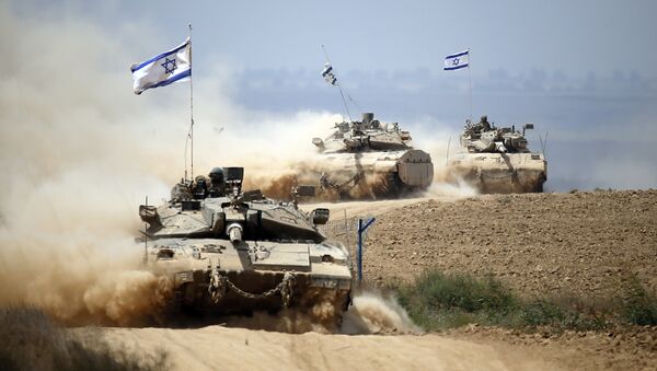 Tanques israelenses perto da fronteira entre Israel e a Faixa de Gaza quando retornam do enclave costeiro palestino controlado pelo Hamas em 5 de agosto de 2014 - Sputnik Brasil