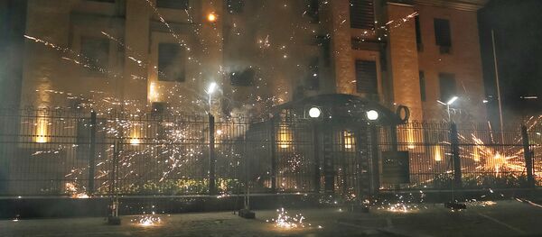Fogos de artifício se explodem perto da embaixada da Rússia em Kiev, 17 de setembro de 2016 - Sputnik Brasil