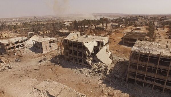 Prédios destruidos no bairro de escolas militares em Aleppo, Síria - Sputnik Brasil